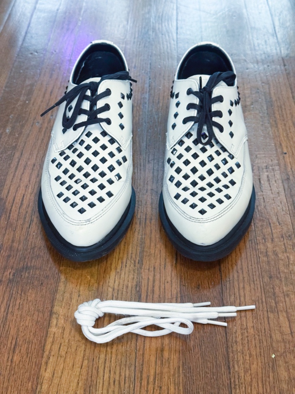 Dr. Martens Willis studded Creeper Oxford in White, US size 8 W (UK 6) - Picture 2 of 4